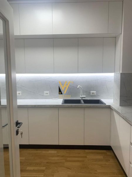 Tirane, jepet me qera apartament 3+1+Ballkon Kati 3, 170 m² 2.500 € (ISH BLLOK)