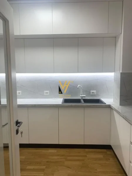 Tirane, jepet me qera apartament 3+1+Ballkon Kati 3, 170 m² 2.500 € (ISH BLLOK)