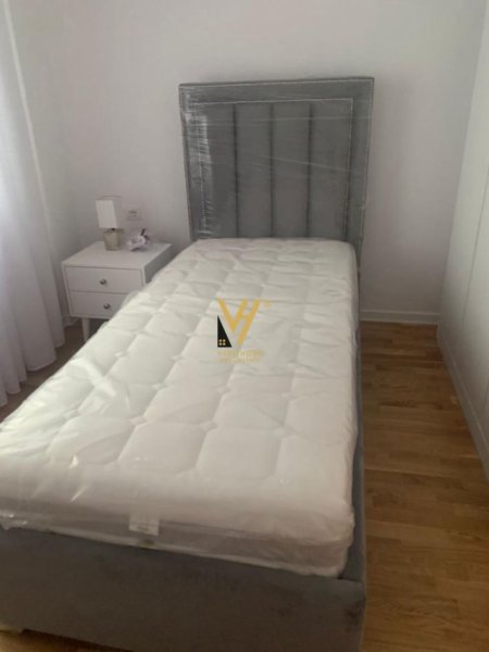 Tirane, jepet me qera apartament 3+1+Ballkon Kati 3, 170 m² 2.500 € (ISH BLLOK)