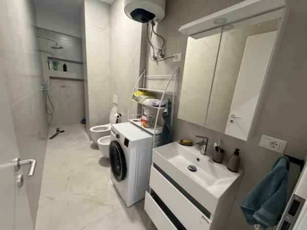 Tirane, jepet me qera apartament 1+1 Kati 3, 60 m²