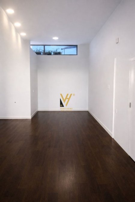 Tirane, jepet me qera ambjent biznesi Kati 0, 120 m² 2.000 € (21 DHJETORI)