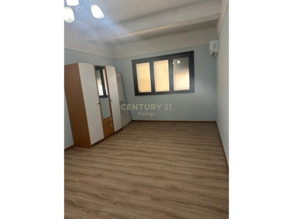 Tirane, jepet me qera apartament 3+1+Ballkon Kati 2, 200 m² 1.200 € (Qyteti studenti)