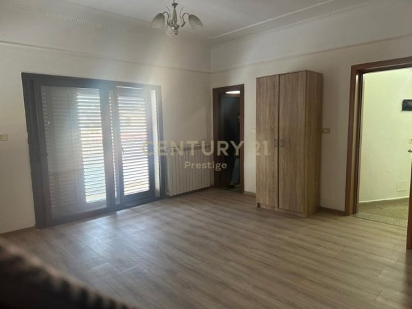 Tirane, jepet me qera apartament 3+1+Ballkon Kati 2, 200 m² 1.200 € (Qyteti studenti)