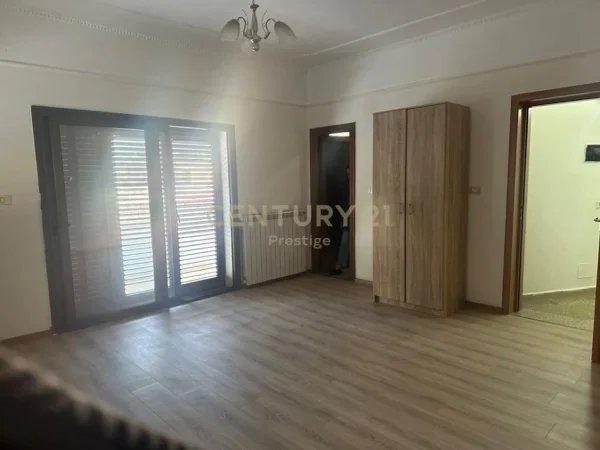 Tirane, jepet me qera apartament 3+1+Ballkon Kati 2, 200 m² 1.200 € (Qyteti studenti)