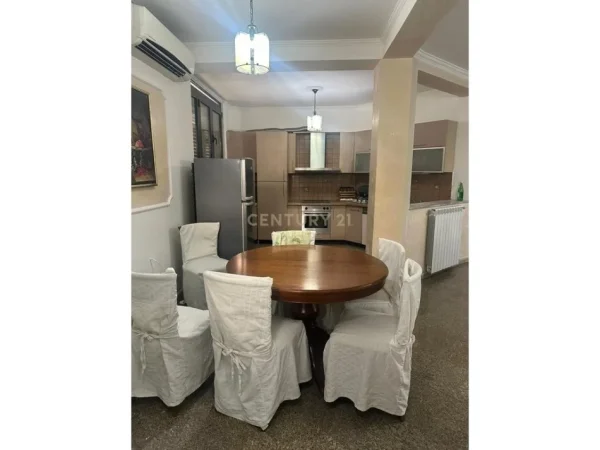 Tirane, jepet me qera apartament 3+1+Ballkon Kati 2, 200 m² 1.200 € (Qyteti studenti)