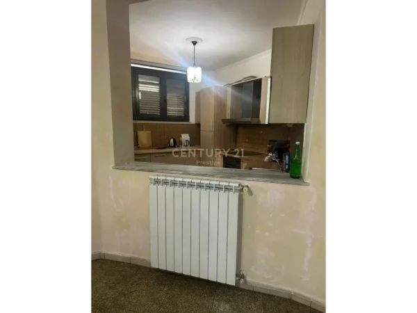 Tirane, jepet me qera apartament 3+1+Ballkon Kati 2, 200 m² 1.200 € (Qyteti studenti)