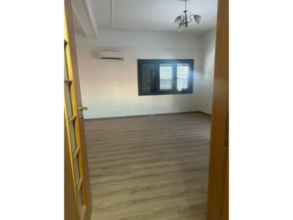 Tirane, jepet me qera apartament 3+1+Ballkon Kati 2, 200 m² 1.200 € (Qyteti studenti)