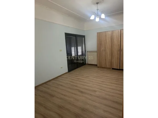 Tirane, jepet me qera apartament 3+1+Ballkon Kati 2, 200 m² 1.200 € (Qyteti studenti)