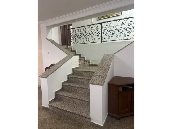 Tirane, jepet me qera apartament 3+1+Ballkon Kati 2, 200 m² 1.200 € (Qyteti studenti)