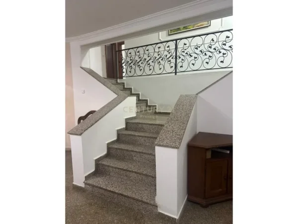 Tirane, jepet me qera apartament 3+1+Ballkon Kati 2, 200 m² 1.200 € (Qyteti studenti)