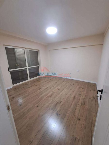 Tirane, jepet me qera zyre Kati 2, 80 m² 900 € (9 Kateshet)