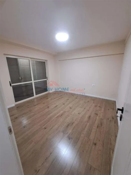 Tirane, jepet me qera zyre Kati 2, 80 m² 900 € (9 Kateshet)