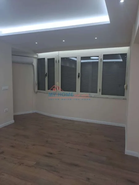 Tirane, jepet me qera zyre Kati 2, 80 m² 900 € (9 Kateshet)