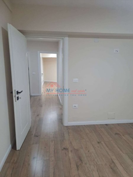 Tirane, jepet me qera zyre Kati 2, 80 m² 900 € (9 Kateshet)