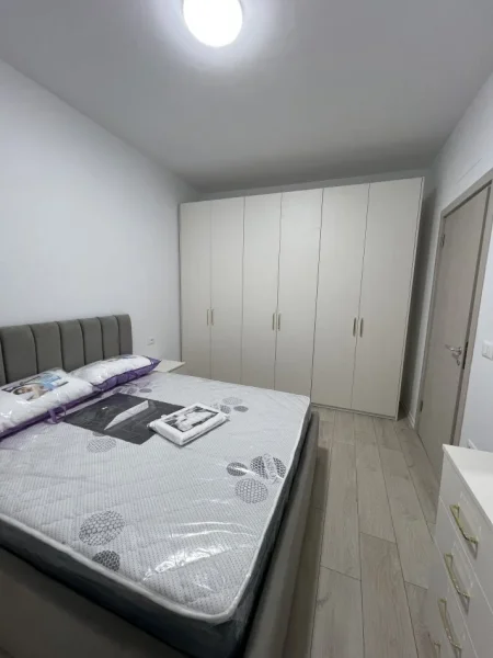 Tirane, jepet me qera apartament 2+1+Ballkon , 100 m² 600 € (ASTIR)