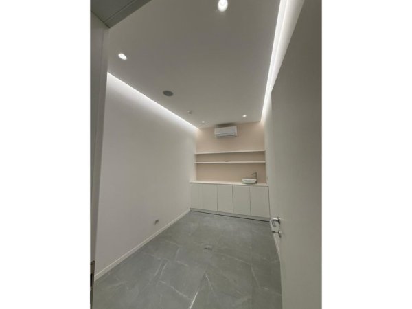 Tirane, jepet me qera ambjent biznesi Kati 2, 131 m² 1.700 € (Jordan Misja, Tiranë.)