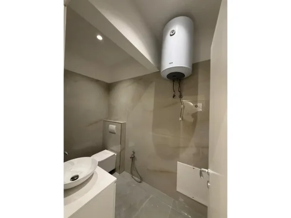 Tirane, jepet me qera ambjent biznesi Kati 2, 131 m² 1.700 € (Jordan Misja, Tiranë.)