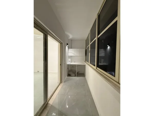 Tirane, jepet me qera ambjent biznesi Kati 2, 131 m² 1.700 € (Jordan Misja, Tiranë.)