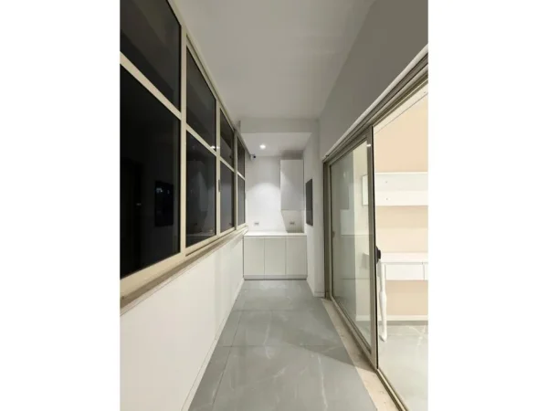 Tirane, jepet me qera ambjent biznesi Kati 2, 131 m² 1.700 € (Jordan Misja, Tiranë.)