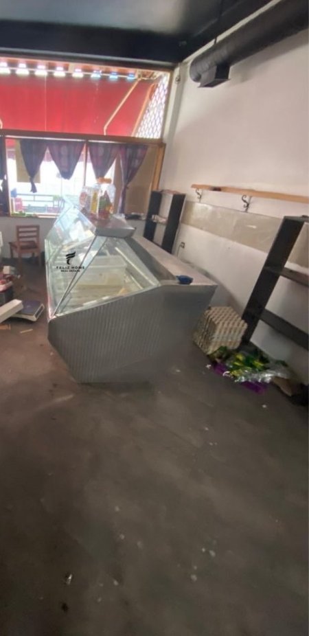 Tirane, jepet me qera dyqan Kati 0, 120 m² 900 € (KOMUNA E PARISIT)