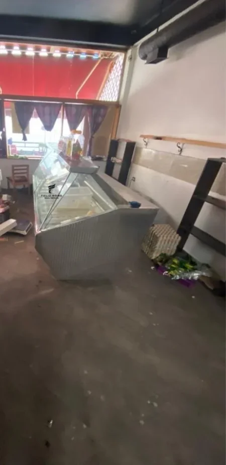 Tirane, jepet me qera dyqan Kati 0, 120 m² 900 € (KOMUNA E PARISIT)