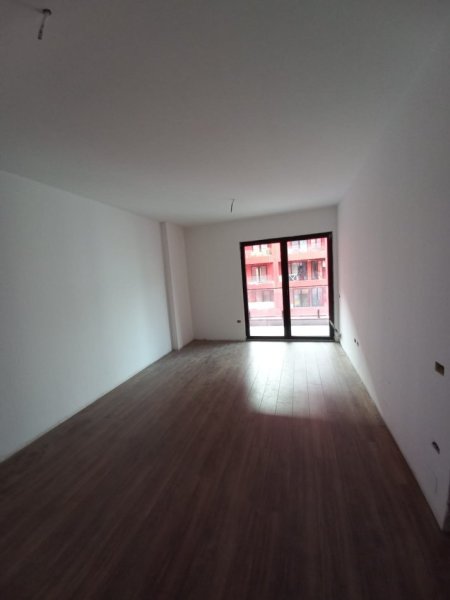 Tirane, jepet me qera zyre Kati 8, 83 m² 520 € (RRUGA E DIBRES)