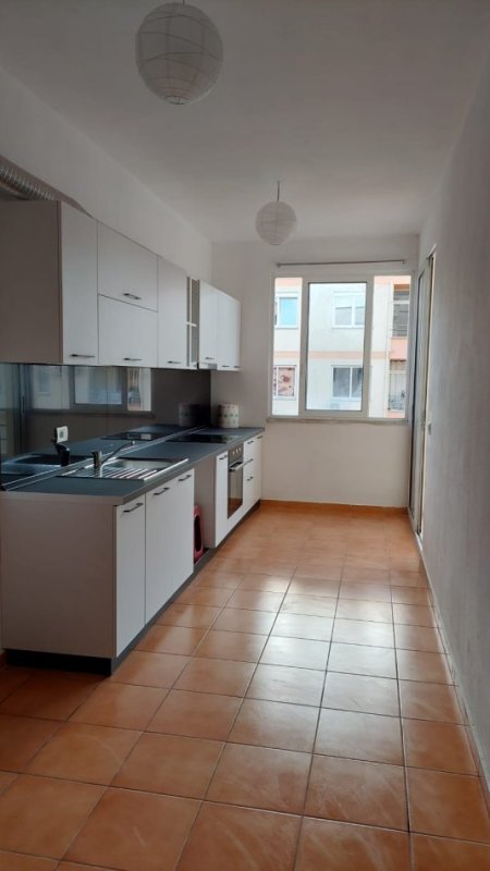 Tirane, jepet me qera apartament 2+1 , 450 € (astir)