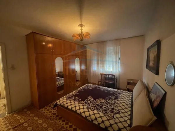 Tirane, jepet me qera apartament 2+1 Kati 3, 72 m² 350 € (Kombinat)