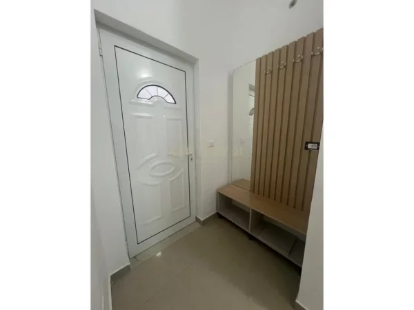 Durres, jepet me qera apartament 1+1 Kati 1, 40 m² 350 € (Shkembi i Kavajes)