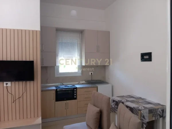 Durres, jepet me qera apartament 1+1 Kati 1, 40 m² 350 € (Shkembi i Kavajes)