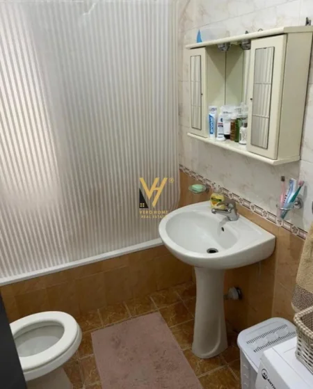 Tirane, jepet me qera apartament 1+1+Ballkon Kati 6, 75 m² 600 € (ISH PARKU)