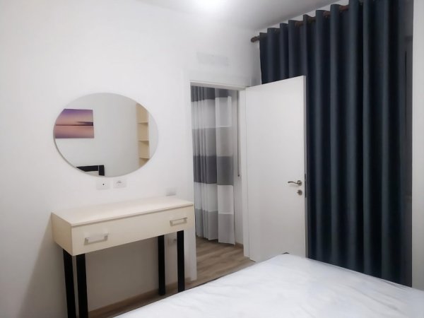 Tirane, jepet me qera apartament 1+1 Kati 5, 490 € (zogu zi)
