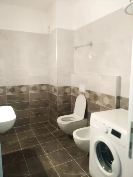 Tirane, jepet me qera apartament 1+1 Kati 5, 490 € (zogu zi)