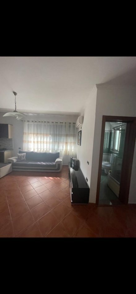 Tirane, jepet me qera apartament 1+1+Ballkon Kati 3, 60 m² 450 € (RRUGA E DURRESIT)