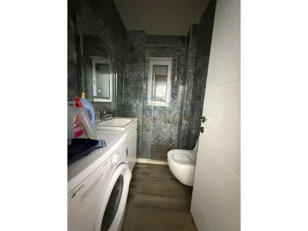Tirane, jepet me qera apartament 2+1 Kati 3, 65 m² 499 € (prane xhamise,selite)