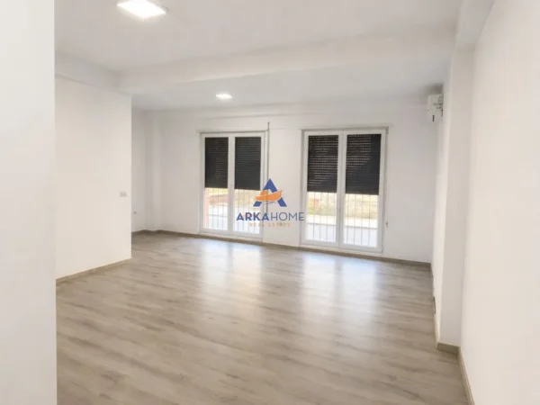 Tirane, jepet me qera ambjent biznesi Kati 1, 67 m² 520 € 