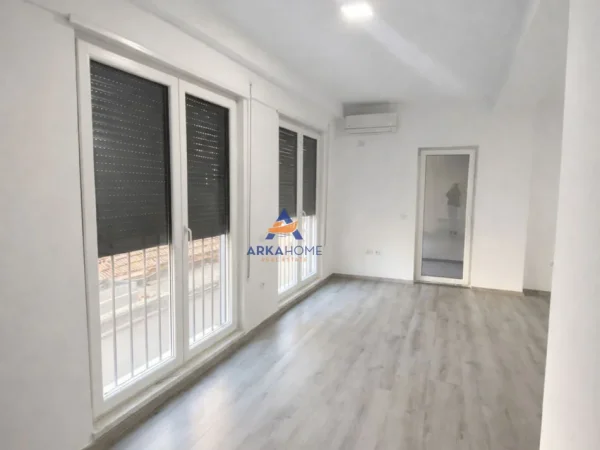 Tirane, jepet me qera ambjent biznesi Kati 1, 67 m² 520 € 