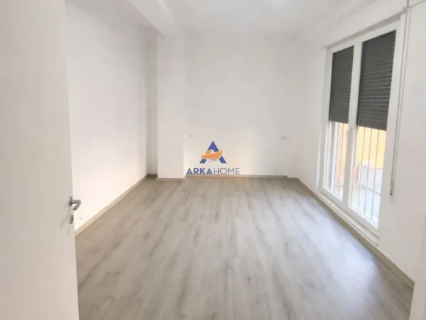 Tirane, jepet me qera ambjent biznesi Kati 1, 67 m² 520 € 