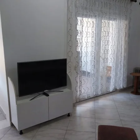 Tirane, jepet me qera apartament 2+1+Ballkon Kati 4, 102 m² 100 € (FRESK)