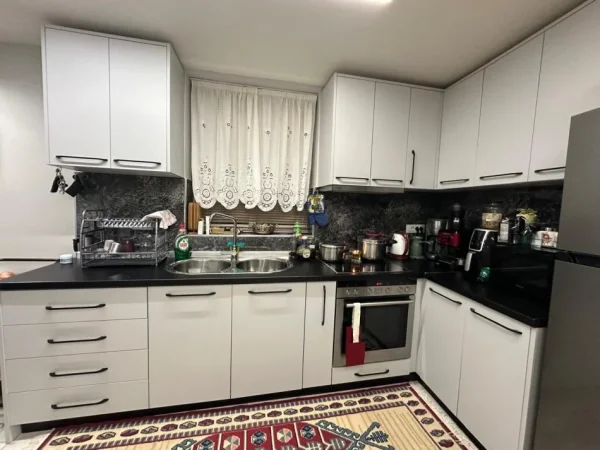 Tirane, jepet me qera apartament 1+1 , 50 m² 550 € (shkolla e kuqe)