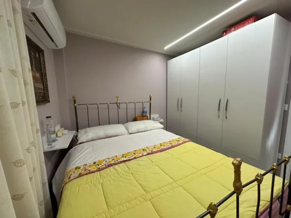 Tirane, jepet me qera apartament 1+1 , 50 m² 550 € (shkolla e kuqe)