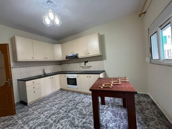 Tirane, jepet me qera zyre Kati 3, 120 m² 700 € (KOMUNA E PARISIT)