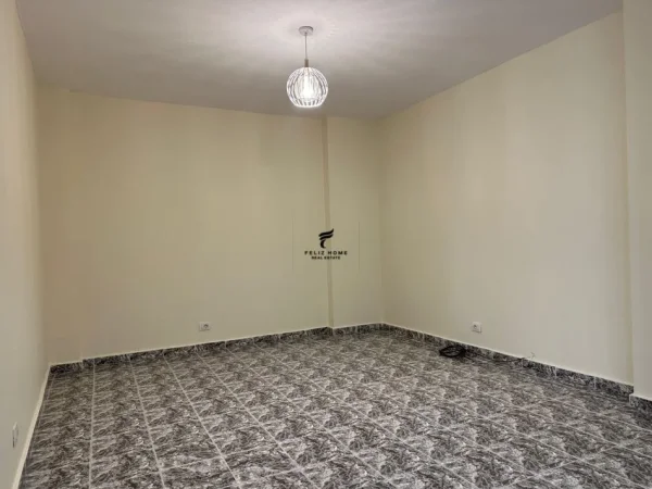 Tirane, jepet me qera zyre Kati 3, 120 m² 700 € (KOMUNA E PARISIT)