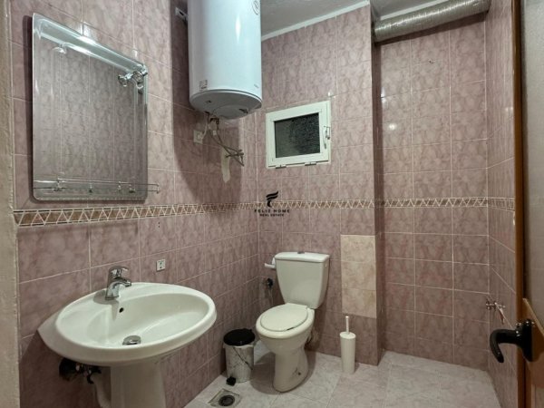 Tirane, jepet me qera zyre Kati 3, 120 m² 700 € (KOMUNA E PARISIT)