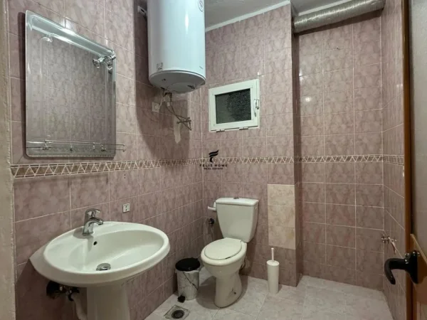 Tirane, jepet me qera zyre Kati 3, 120 m² 700 € (KOMUNA E PARISIT)