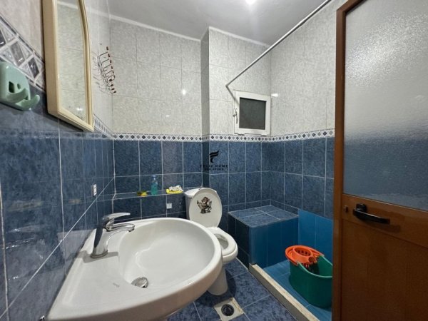 Tirane, jepet me qera zyre Kati 3, 120 m² 700 € (KOMUNA E PARISIT)
