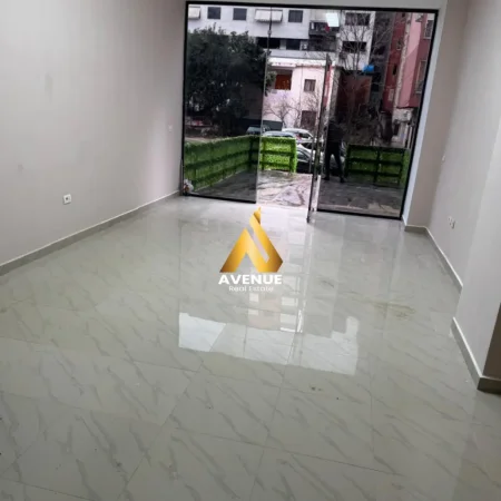 Tirane, jepet me qera dyqan Kati 0, 35 m² 350 € (3 deshmoret)