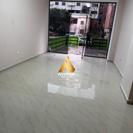 Tirane, jepet me qera dyqan Kati 0, 35 m² 350 € (3 deshmoret)