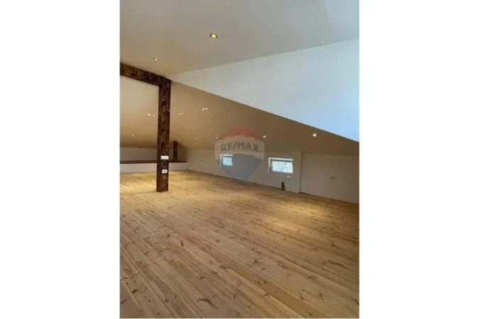 Tirane, jepet me qera ambjent biznesi Kati 2, 176 m² 1.000 € (qender kombinat)