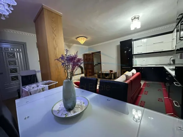 Tirane, jepet me qera apartament 2+1 Kati 3, 110 m² 549 € (prane bar RETURN, ASTIR)